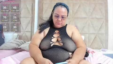 Snapshot of mommy_cute chatting on 02.23.25 Jelitza online show from 02.23.25