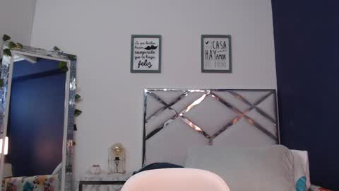 Snapshot of mommyissuess_ chatting on 02.19.25 Daphne  online show from 02.19.25
