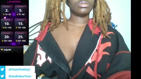 Snapshot of mommytrixie chatting on 10.09.25 Mommy Trixie online show from 10.09.25