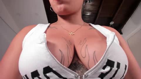 Momo  online show from 11.14.25