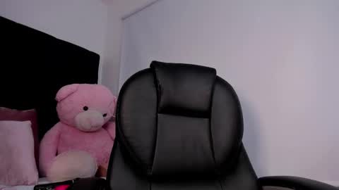 Momo  online show from 02.28.26