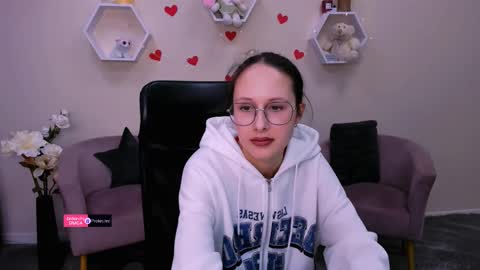 Snapshot of mona_cloud chatting on 03.04.25 Mona online show from 03.04.25