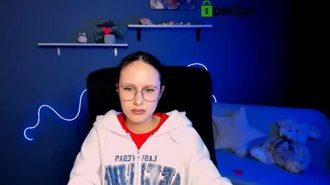 Snapshot of mona_cloud chatting on 03.05.25 Mona online show from 03.05.25