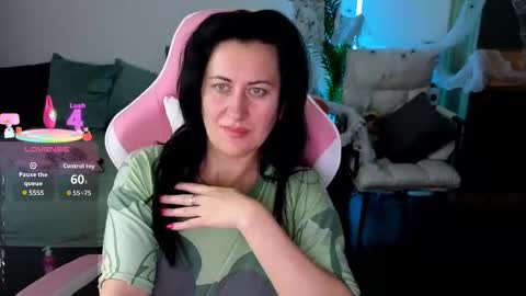 Snapshot of monica_vibe chatting on 10.18.25 Monica online show from 10.18.25