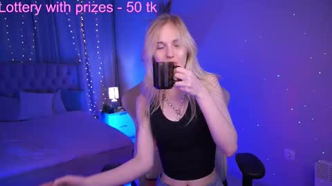 Snapshot of monicavelen chatting on 09.25.25 Monica online show from 09.25.25