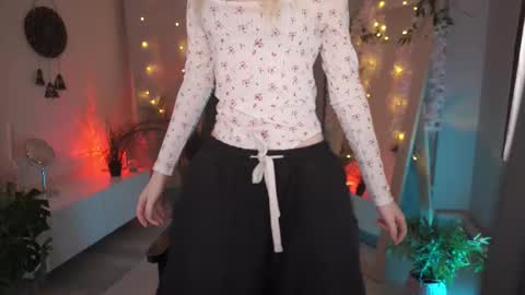 Snapshot of monicavelen chatting on 10.01.25 Monica online show from 10.01.25