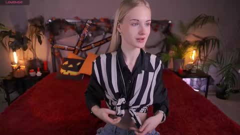 Snapshot of monicavelen chatting on 10.23.25 Monica online show from 10.23.25