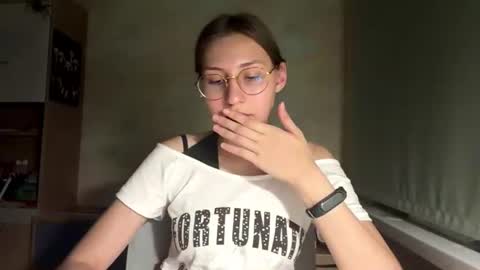 Snapshot of monikakotts chatting on 07.20.26 Mia online show from 07.20.26