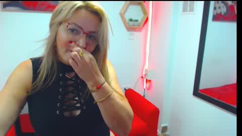Snapshot of monserrat_diva chatting on 09.10.25 monserrat_diva online show from 09.10.25