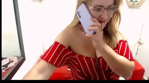 Snapshot of monserrat_diva chatting on 05.16.26 monserrat_diva online show from 05.16.26