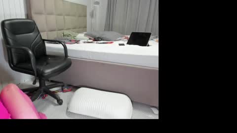 Snapshot of montanairen chatting on 10.24.25 montanairen online show from 10.24.25