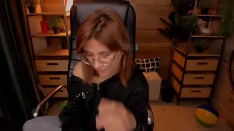 Snapshot of moon13152 chatting on 10.11.25 Katrin online show from 10.11.25