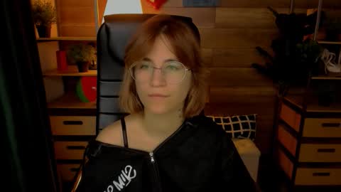 Snapshot of moon13152 chatting on 10.16.25 Katrin online show from 10.16.25