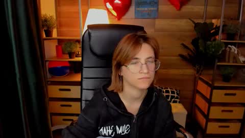 Snapshot of moon13152 chatting on 10.23.25 Katrin online show from 10.23.25