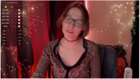 Snapshot of moon__girl chatting on 12.21.24 Roxy online show from 12.21.24