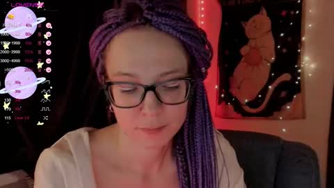 Snapshot of moon__girl chatting on 09.29.25 Roxy online show from 09.29.25