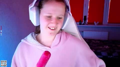 Snapshot of moon_avengers chatting on 09.28.25 Lola online show from 09.28.25