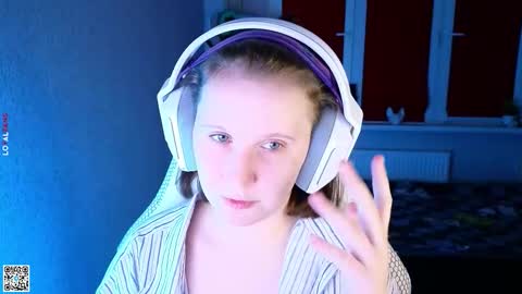 Snapshot of moon_avengers chatting on 10.03.25 Lola online show from 10.03.25