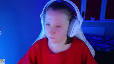 Snapshot of moon_avengers chatting on 10.14.25 Lola online show from 10.14.25