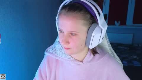 Snapshot of moon_avengers chatting on 10.16.25 Lola online show from 10.16.25