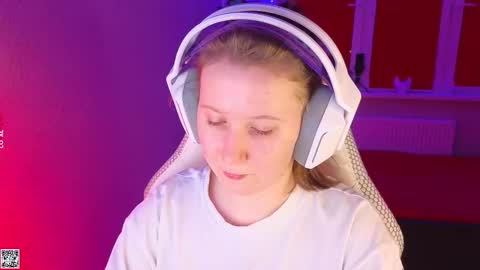 Snapshot of moon_avengers chatting on 10.22.25 Lola online show from 10.22.25