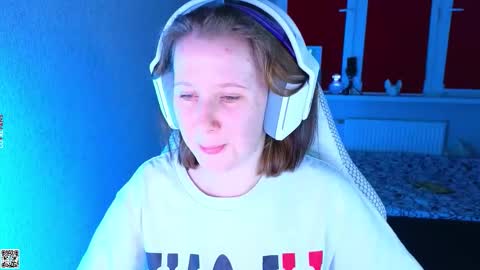 Snapshot of moon_avengers chatting on 10.29.25 Lola online show from 10.29.25