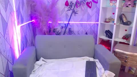 Snapshot of mooncharlotte chatting on 10.04.25 Charlotte online show from 10.04.25