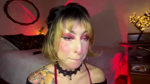 Snapshot of mooncinna chatting on 11.21.25 Cinna online show from 11.21.25