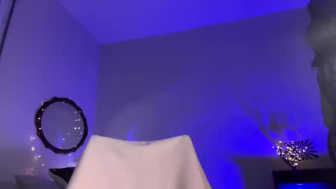 Snapshot of mooncinna chatting on 11.24.25 Cinna online show from 11.24.25