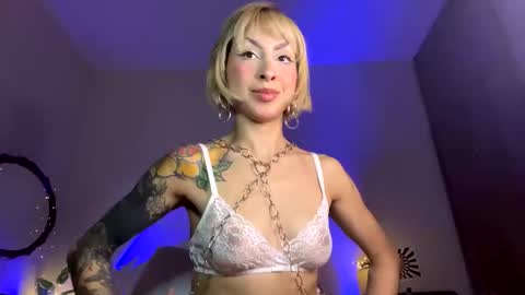 Snapshot of mooncinna chatting on 12.04.25 Cinna online show from 12.04.25