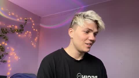 Snapshot of moonflamek chatting on 12.21.25 moonflamek online show from 12.21.25