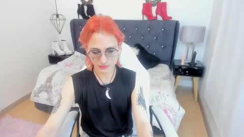 Snapshot of moonn_fox chatting on 10.18.25 Moon online show from 10.18.25