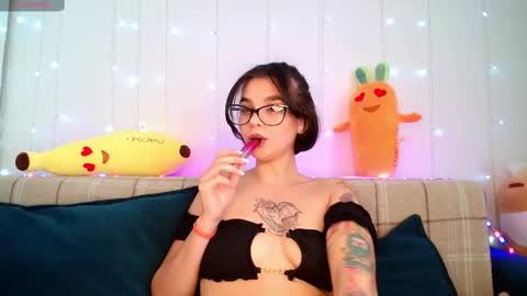 Snapshot of moto_ponchik chatting on 02.18.25 Kris online show from 02.18.25