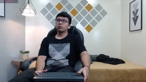 Snapshot of mou_fly chatting on 09.17.25 Mou Fly online show from 09.17.25