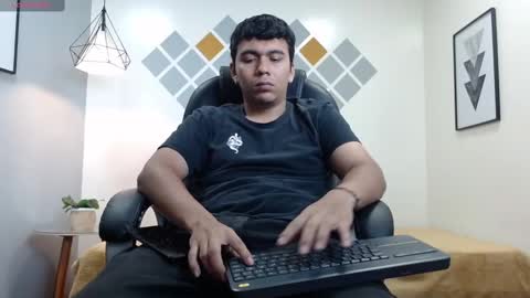 Snapshot of mou_fly chatting on 09.18.25 Mou Fly online show from 09.18.25