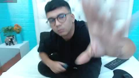 Snapshot of mou_fly chatting on 09.20.25 Mou Fly online show from 09.20.25