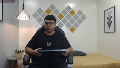 Snapshot of mou_fly chatting on 09.24.25 Mou Fly online show from 09.24.25