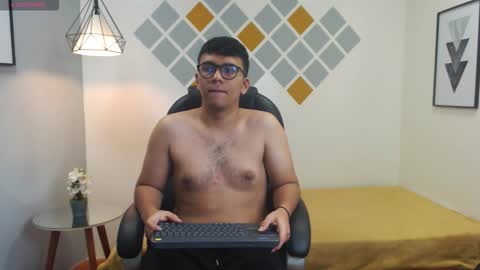 Snapshot of mou_fly chatting on 10.02.25 Mou Fly online show from 10.02.25