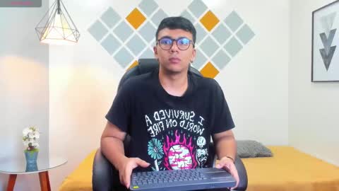 Snapshot of mou_fly chatting on 10.03.25 Mou Fly online show from 10.03.25