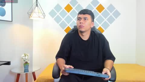 Snapshot of mou_fly chatting on 10.04.25 Mou Fly online show from 10.04.25