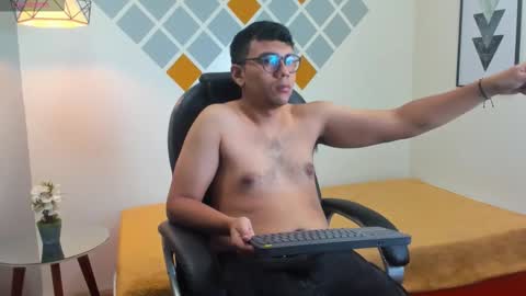 Snapshot of mou_fly chatting on 10.08.25 Mou Fly online show from 10.08.25