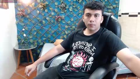 Snapshot of mou_fly chatting on 10.17.25 Mou Fly online show from 10.17.25