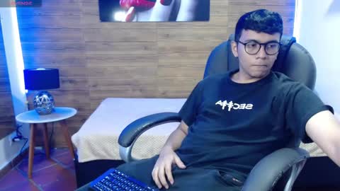 Snapshot of mou_fly chatting on 10.19.25 Mou Fly online show from 10.19.25