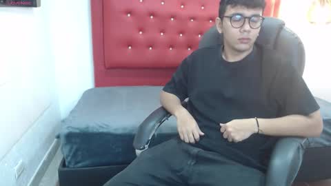 Snapshot of mou_fly chatting on 10.24.25 Mou Fly online show from 10.24.25