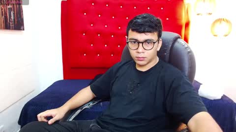 Snapshot of mou_fly chatting on 10.28.25 Mou Fly online show from 10.28.25