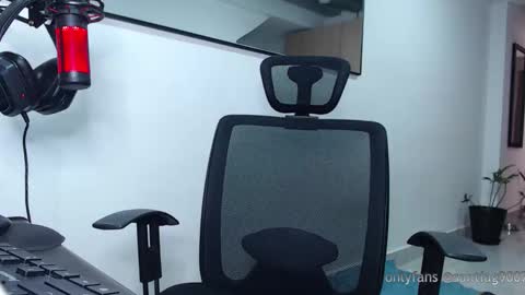 Snapshot of mr_chr1s chatting on 10.05.25 chris online show from 10.05.25