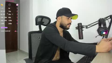 Snapshot of mr_chr1s chatting on 10.13.25 chris online show from 10.13.25