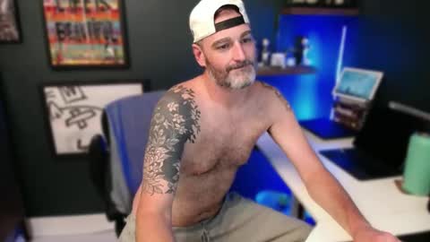 Snapshot of mrexhibits chatting on 10.06.25 mrexhibits online show from 10.06.25