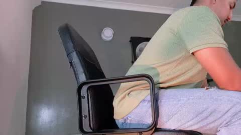 Snapshot of mrfox__ chatting on 10.27.25 Mr Fox online show from 10.27.25