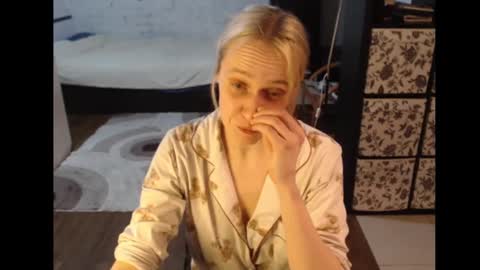 Snapshot of mrsluck chatting on 03.09.25 Sasha online show from 03.09.25